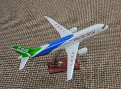 COMAC airplane model – COMAC largest aerospace Chinese corporation visited Akron to initiate cooperation.